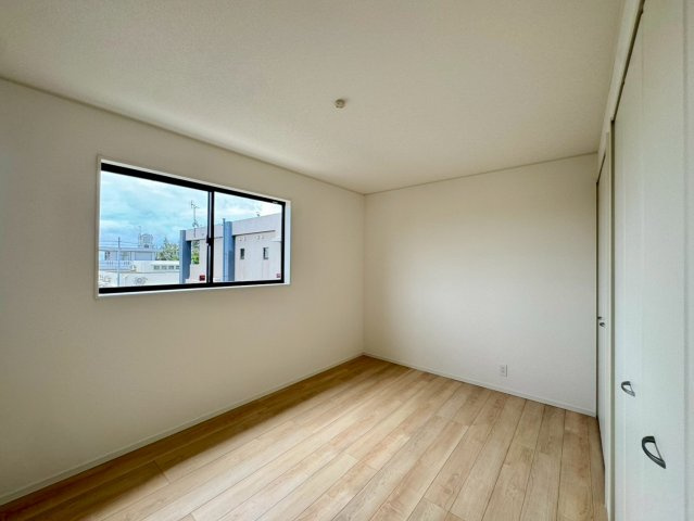 クレイドルガーデン金武町屋嘉 第2・２号棟の洋室|二面採光の２階主寝室7.2帖