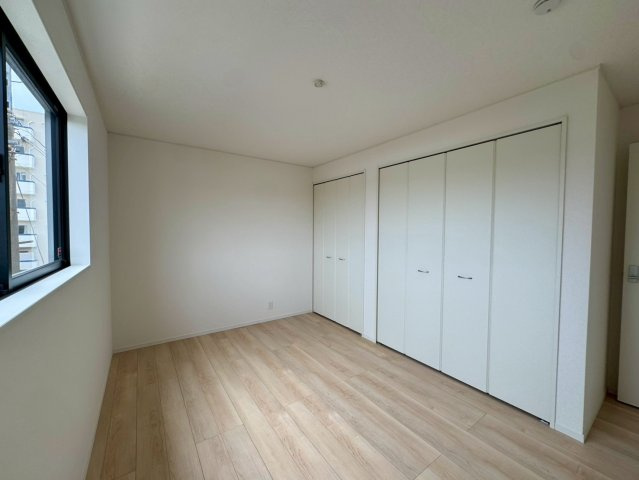 クレイドルガーデン金武町屋嘉 第2・２号棟の洋室|二面採光の２階主寝室7.2帖・クローゼット収納付き