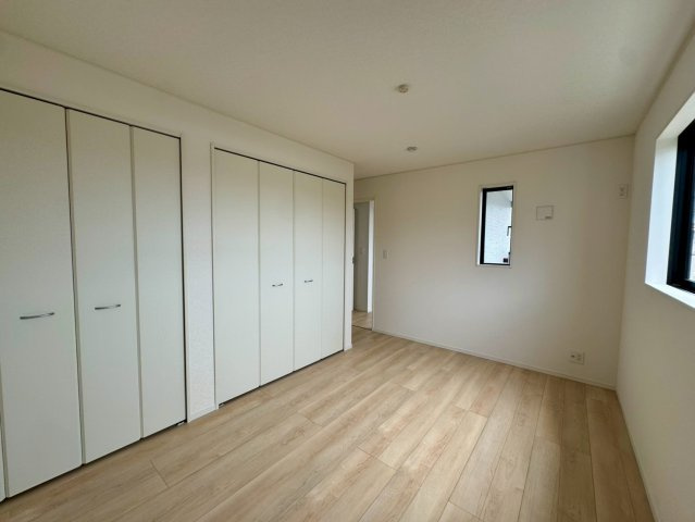 クレイドルガーデン金武町屋嘉 第2・２号棟の洋室|二面採光の２階主寝室7.2帖・クローゼット収納付き