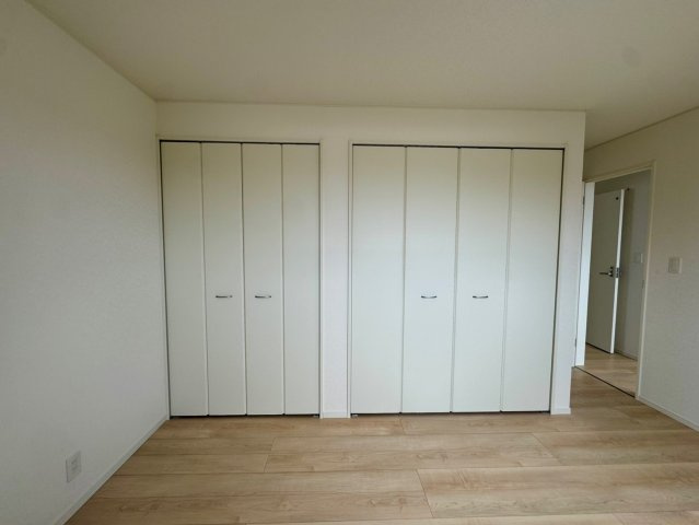 クレイドルガーデン金武町屋嘉 第2・２号棟の収納|２階主寝室7.2帖に設置されたクローゼット収納