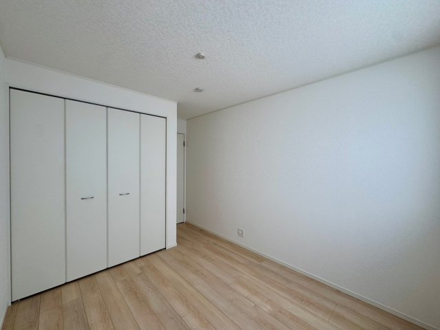 クレイドルガーデン金武町屋嘉 第2・２号棟の洋室|２階洋室5.7帖・クローゼット収納付き