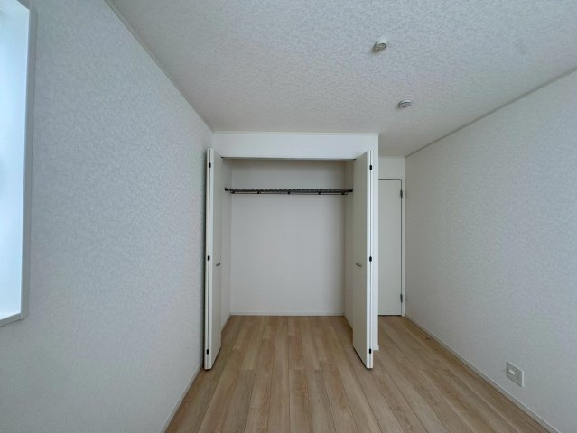 クレイドルガーデン金武町屋嘉 第2・２号棟の収納|２階洋室5.7帖に設置されたクローゼット収納