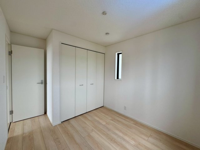 クレイドルガーデン金武町屋嘉 第2・２号棟の洋室|２階洋室５帖・クローゼット収納付き