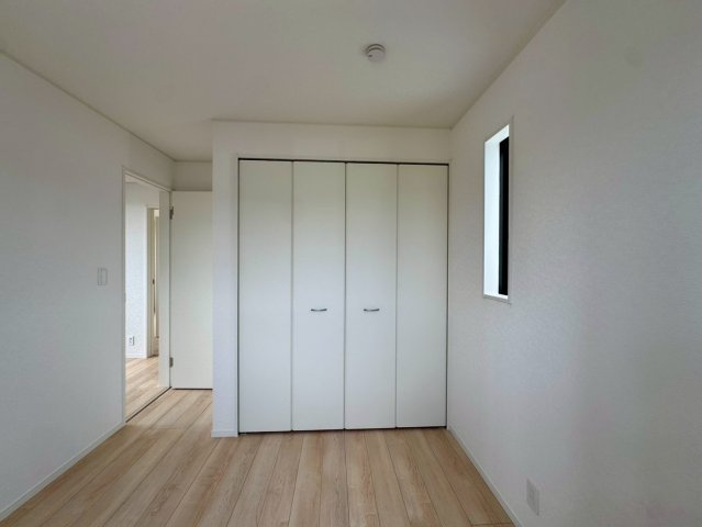 クレイドルガーデン金武町屋嘉 第2・２号棟の洋室|２階洋室５帖・クローゼット収納付き