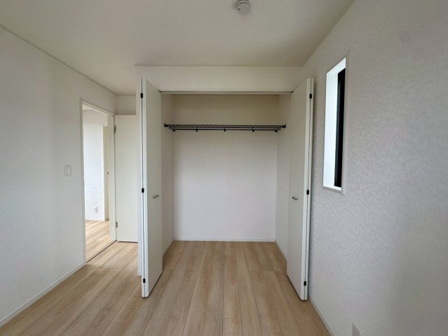 クレイドルガーデン金武町屋嘉 第2・２号棟の収納|２階洋室５帖に設置されたクローゼット収納