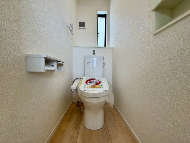 クレイドルガーデン金武町屋嘉 第2・２号棟のトイレ|２階トイレ・換気窓＆収納棚付き／温水洗浄便座