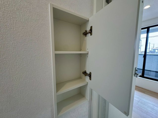 クレイドルガーデン金武町屋嘉 第2・２号棟の収納|２階トイレに設置された、便利な収納棚