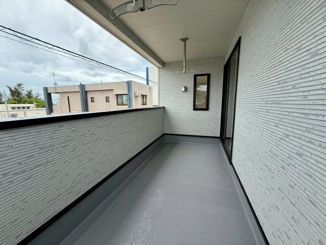 クレイドルガーデン金武町屋嘉 第2・２号棟のバルコニー|２階廊下から出入りできる、急な雨も安心なルーフバルコニー