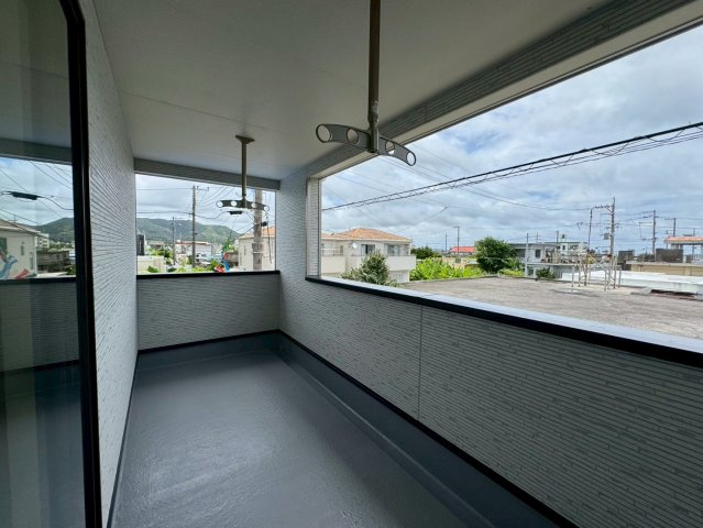 クレイドルガーデン金武町屋嘉 第2・２号棟のバルコニー|２階廊下から出入りできる、解放感のあるルーフバルコニー
