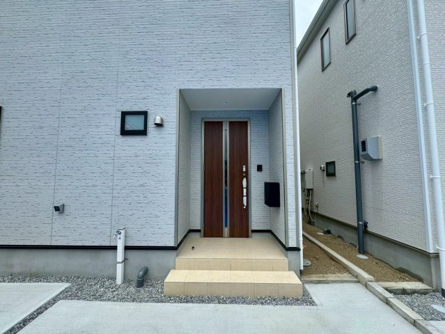 クレイドルガーデン金武町屋嘉 第2・２号棟の玄関|置き配スペースも確保できる玄関ポーチ／TVモニター付きインターフォン＆防犯カメラ＆人感センサー付き玄関灯