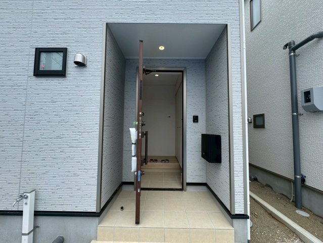 クレイドルガーデン金武町屋嘉 第2・２号棟の玄関|置き配スペースも確保できる玄関ポーチ／TVモニター付きインターフォン＆防犯カメラ＆人感センサー付き玄関灯