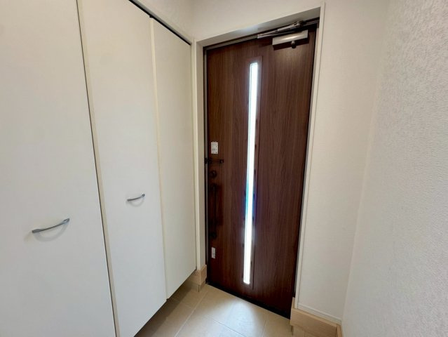 クレイドルガーデン金武町屋嘉 第2・２号棟の玄関|収納力抜群のシューズクローゼット付き玄関