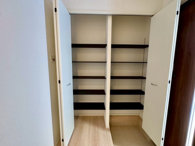 クレイドルガーデン金武町屋嘉 第2・２号棟の収納|玄関に設置された、収納力抜群のシューズクローゼット