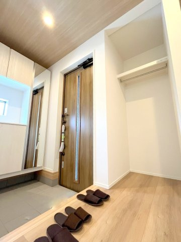 福生市福生全2棟　新築分譲の玄関|2025年撮影