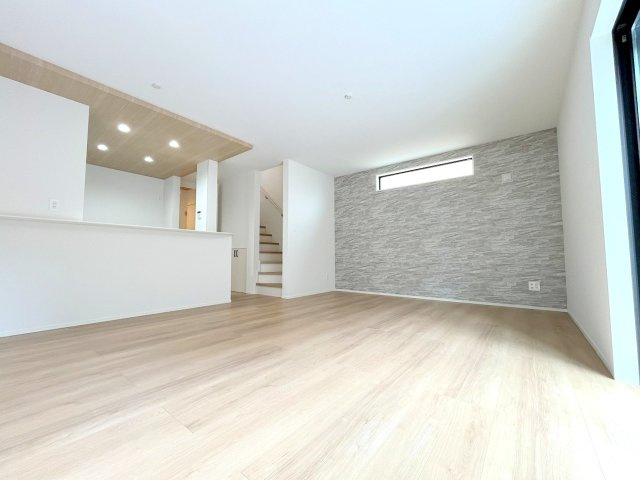 福生市福生全2棟　新築分譲の居間・リビング|2025年撮影