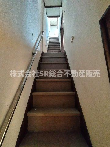 太平寺２丁目中古テラスハウスの内装|手すりがついているので、安心して昇り降りできます