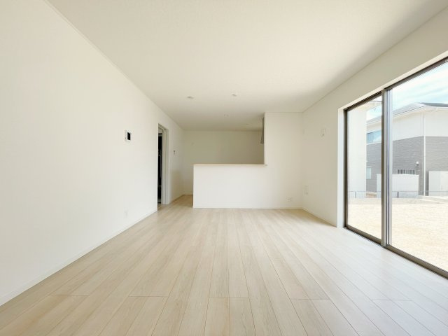 新築戸建・建売　大田原市浅香第8　Cradle Garden　全3棟の居間・リビング|和室のふすまを開ければさらに開放感アップ♪フロアコートのご相談も承ります♪お気軽にご相談ください！