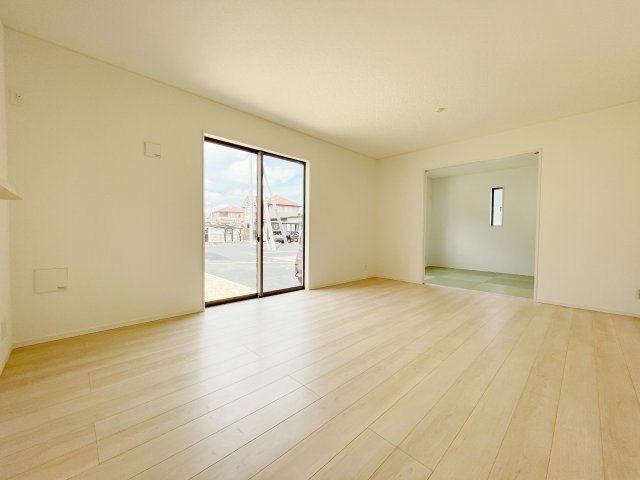 新築戸建・建売　大田原市浅香第8　Cradle Garden　全3棟の和室|リビング隣の和室はお子様と一緒にお昼寝もできちゃいます！窓が高めなので周囲の視線が気にならず安心♪