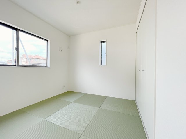 新築戸建・建売　大田原市浅香第8　Cradle Garden　全3棟の和室|押入れ収納は出し入れしやすい折戸式♪布団やお子様のおもちゃなどの収納にも便利です！