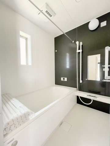 新築戸建・建売　大田原市浅香第8　Cradle Garden　全3棟のトイレ|階段下のデッドスペースを活用した1階トイレ♪窓付きで昼間の電気代を節約♪