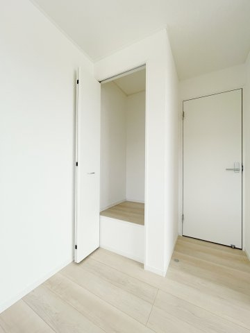 新築戸建・建売　大田原市浅香第8　Cradle Garden　全3棟のトイレ|2階にもトイレがあるので朝の忙しい時間やお出かけ前などに便利♪収納付きが嬉しいポイント！