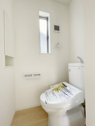 新築戸建・建売　大田原市浅香第8　Cradle Garden　全3棟の洋室|クローゼット収納には棚もついているので防止やバッグなどの小物収納にも便利です！