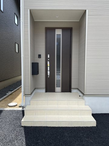 新築戸建・建売　大田原市浅香第8　Cradle Garden　全3棟の玄関|自然光をと入りれられる玄関ドア窓付き♪毎日気持ちよくお出かけできる明るい玄関です♪