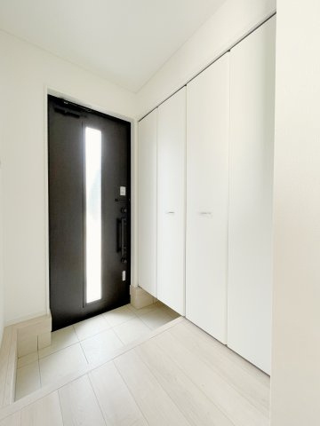 新築戸建・建売　大田原市浅香第8　Cradle Garden　全3棟の収納|上段までたっぷり収納可能な玄関収納！可動棚付きなのでサイズに合わせて調整可能です！