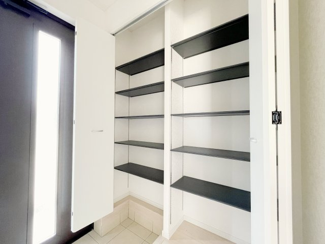 新築戸建・建売　大田原市浅香第8　Cradle Garden　全3棟の収納|玄関収納充実◎アウター収納や掃除用具の隠し場所としても便利にお使いいただけます♪