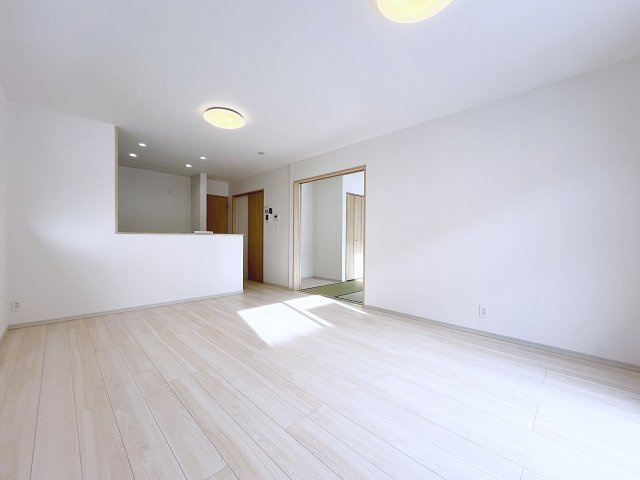 新築戸建・新築建売　西郷村小田倉字前原　小田倉小・西郷第二中の居間・リビング|16帖でゆったり広々とした空間です！和室の戸を開放すると合わせて22帖以上で更に開放的！