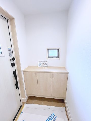 新築戸建・新築建売　西郷村小田倉字前原　小田倉小・西郷第二中の玄関|小窓がついており明るい玄関です！