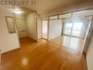 リビングダイニングは家族や友人とのコミュニケーションを楽しむ場所でくつろぎながら食事や会話を楽しめ、多目的に利用できリラックスできる空間です。家庭内の中心として機能し、快適な生活をサポートします。
