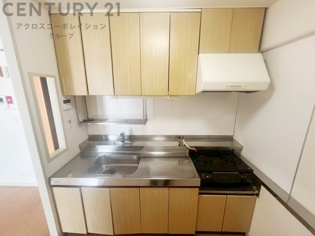 壁付けシステムキッチンはスペースの最大限の有効活用が可能で、動線がスムーズになり調理や準備が快適で効率的に行えます。収納スペースや吊り戸棚が設けられ、調理器具や食器類をスマートに収納できます。
