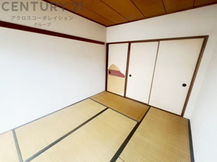 リビング横の和室スペースはリビングと続きで利用してもデザイン性のとれる洋風和室になります。やっぱり一室は欲しい和室は客間や小さなお子様の寝かせ付けなどにも便利です。
