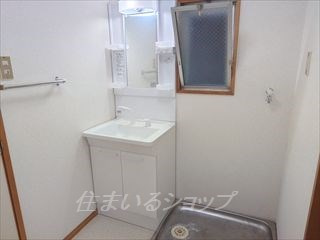 ヴィレッジ柿木通りの洗面所|新品シャンプードレッサー・窓あり