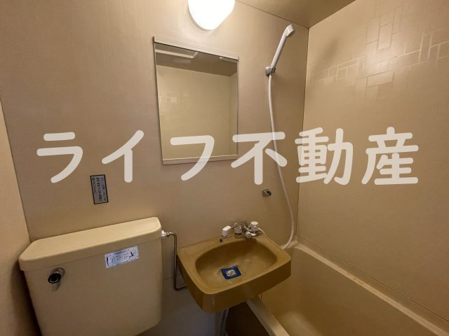プレアール小若江の独立洗面台|独立洗面台、小物を置くことができて便利です