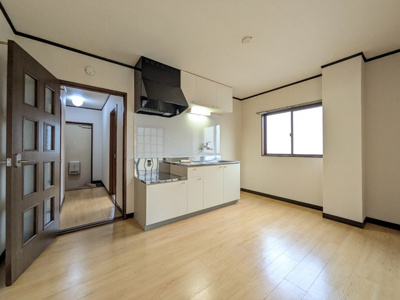 窓のある明るいDK