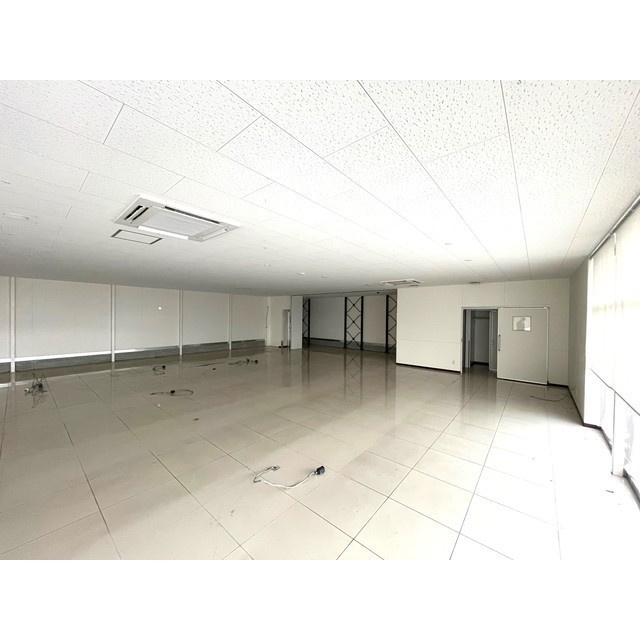 西荘本荘店舗の内装