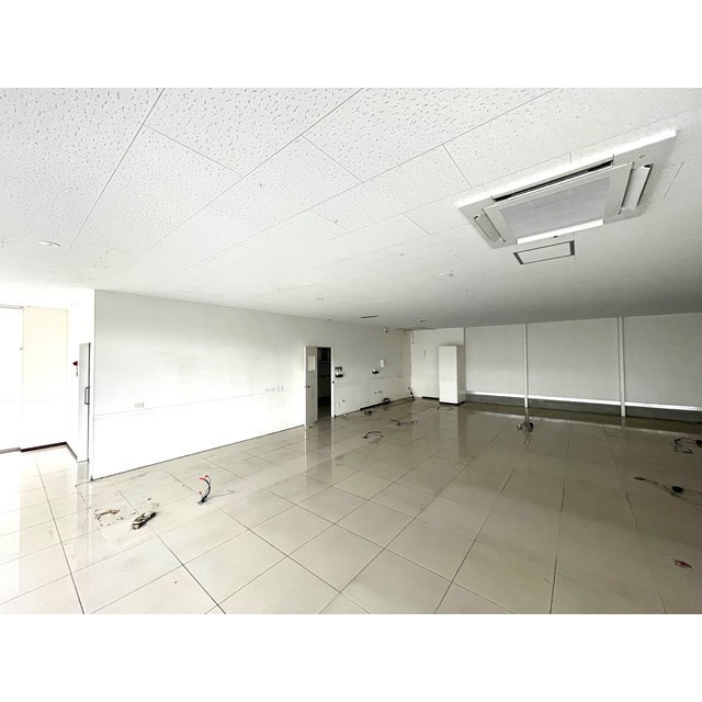 西荘本荘店舗の内装