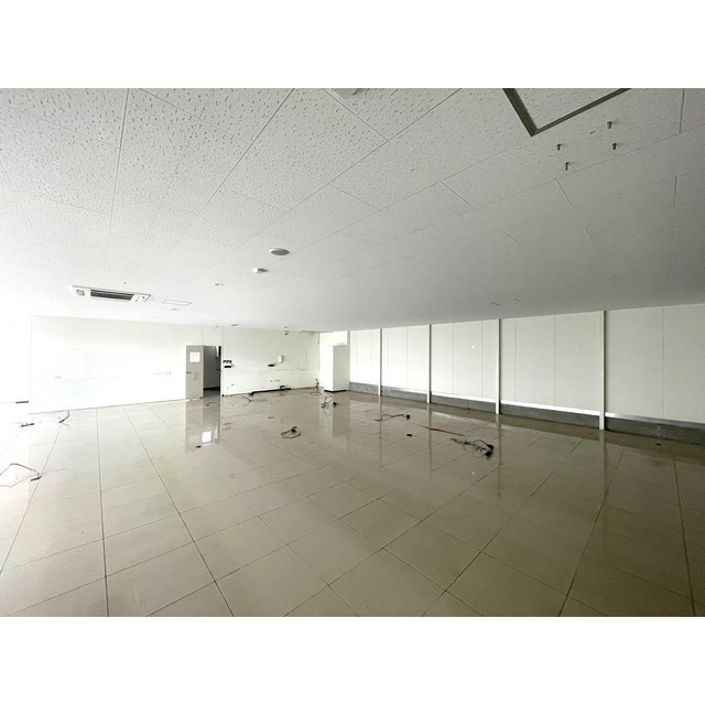 西荘本荘店舗の内装