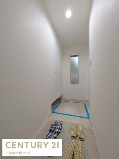 【玄関】 | リバーガーデンみなと通り | 玄関スペースもしっかりあり、シューズボックスの大きさもしっかりあるのでいいですね！