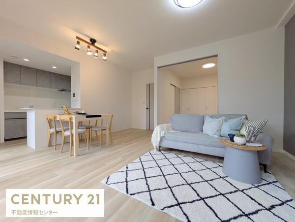 【居間・リビング】 | リバーガーデンみなと通り | 約16.6帖の広々とした開放感のあるリビングダイニングキッチン！
南東向きバルコニーで陽当りも良好です！