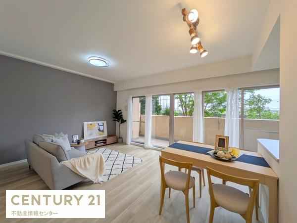 【居間・リビング】 | リバーガーデンみなと通り | 約16.6帖の広々とした開放感のあるリビングダイニングキッチン！
南東向きバルコニーで陽当りも良好です！