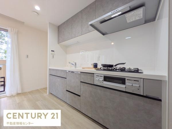 【キッチン】 | リバーガーデンみなと通り | 食器用洗浄機付きシステムキッチン新調！
便利なカウンター付きの収納棚が設置されています！
