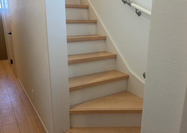【内装】 | 建物の上下階の通路である階段は、その位置によって動線や室内の印象が大きく左右されます。手摺にも重要な役割があり、転倒の防止・歩行や動作を円滑にして日常生活を支えることを主な目的として設置されています。