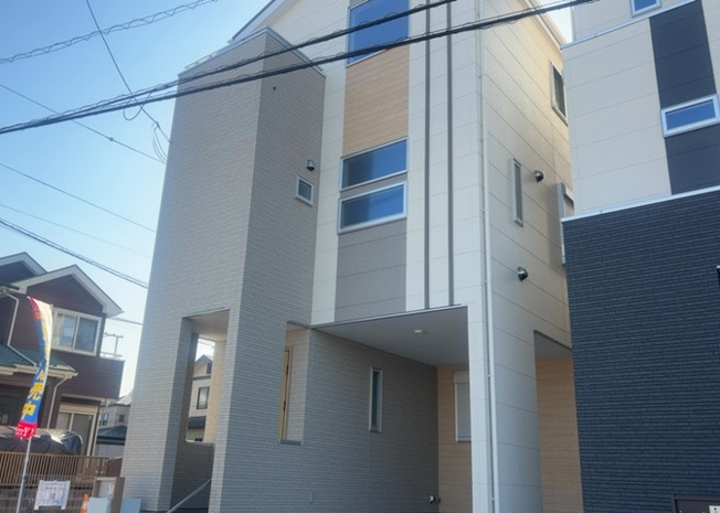 【外観】 | ついに完成致しました！現地をご見学に行く際は、道路の幅や周辺の交通量、施設などをご確認頂くことをおすすめします！物件の流れが早いため、内見をしたい方はお早めに当社営業までお問い合わせ頂きご予約下さい！