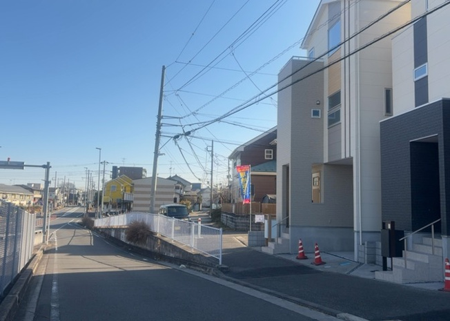【前面道路含む現地写真】 | 住宅用の土地では前面道路に2m以上接していなければならないと法律で定められています。しかし、お持ちの車のサイズやライフスタイルなどにより、2mでは利便が悪い場合もございますので、事前に確認しましょう。