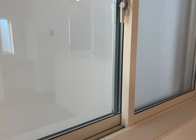 【内装】 | サッシとは、ガラス窓に使用される金属製の窓枠のことです。一般的に住宅建築では、金属製建具工事の段階で備え付けるもので、ガラス類や玄関、バスルームのスチール製のドアなどと同じタイミングで工事を行います。