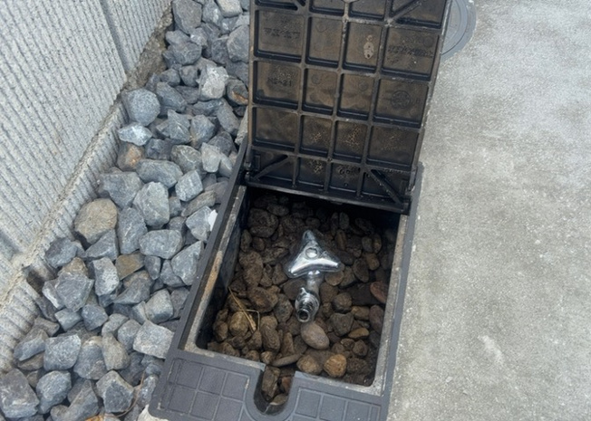 【設備】 | 敷地内には、散水栓や立水栓があります。水道水を直接利用できるため、水を運ぶ手間を省くことが出来ます。大量の水を必要とする洗車作業や清掃などに役立ちます。その他設備とあわせて、現地でご確認ください。