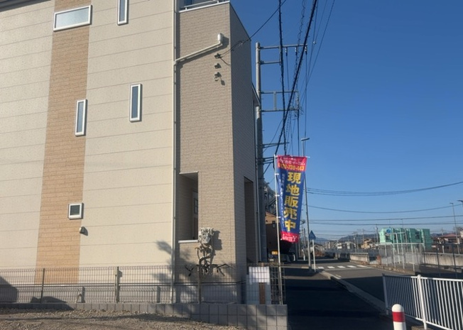 【前面道路含む現地写真】 | お持ちの車種によっては前面道路が広い方が便利でしょう。しかし、前面道路が広ければその分交通量が多くなるため、騒音などが気になる場合があります。実際に現地を見学し、周辺交通量や騒音などを確認しましょう！